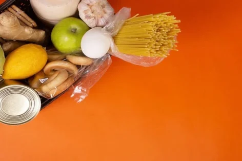Foto da comida em um fundo laranja visto de cima