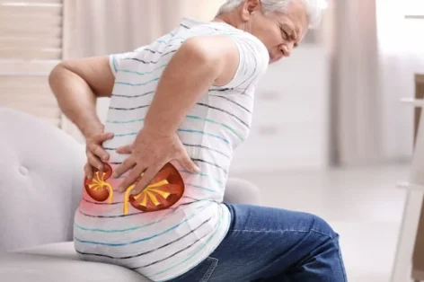 Foto homem idoso sofrendo de dor nos rins em casa