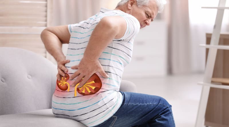 Foto homem idoso sofrendo de dor nos rins em casa