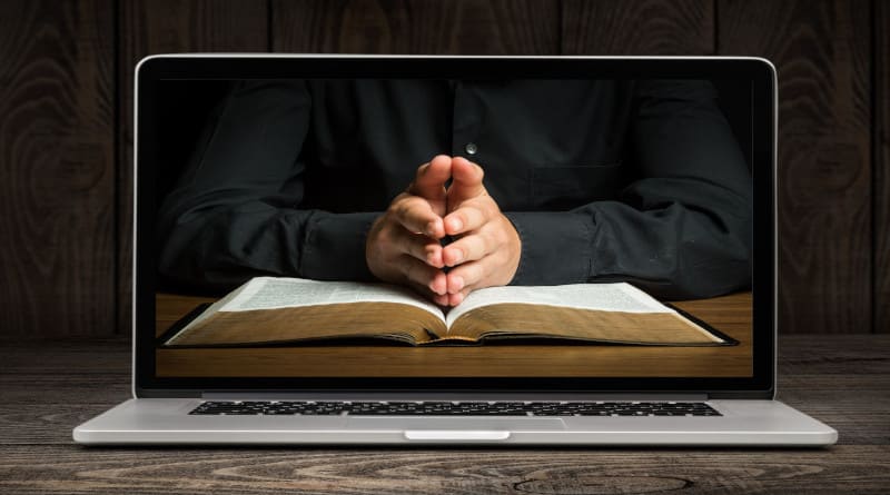 Foto on-line conceito de igreja ao vivo. tela do laptop com mãos de oração