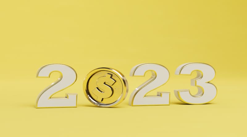 Ganhos da estratégia fotográfica em 2023 dígitos 2023 com uma moeda de dólar em vez de 0 em um fundo amarelo