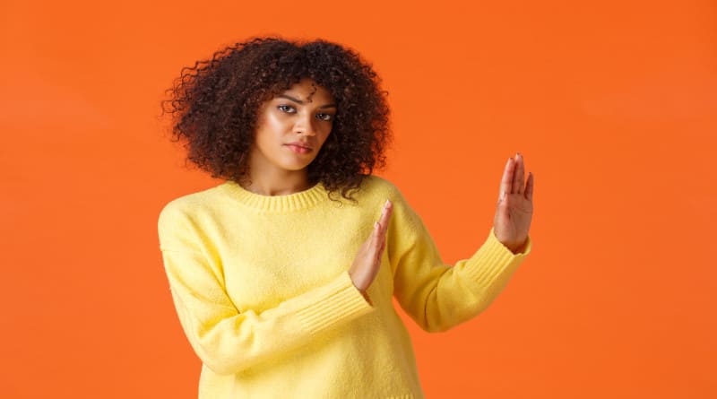Foto retrato jovem mulher afro-americana mostrando gesto.
