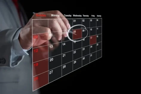 Empresário fotográfico marcando datas no gerenciamento de calendário virtual