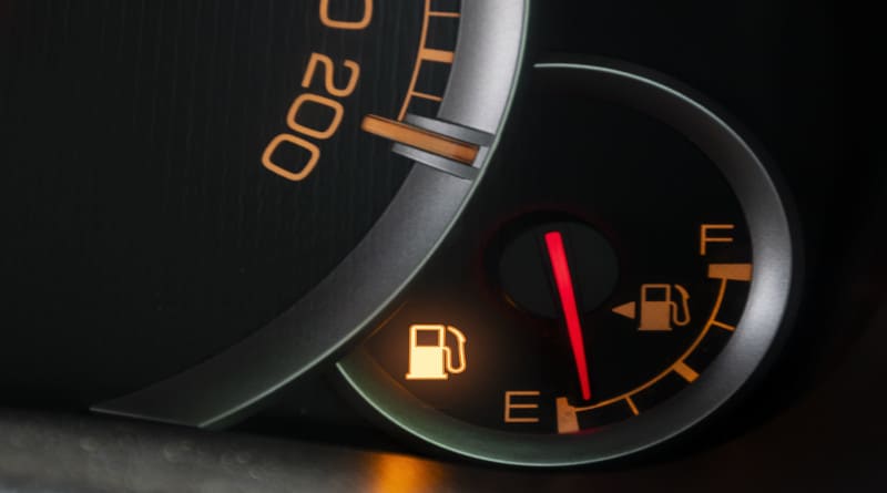 O medidor de nível de óleo fotográfico mostra o ícone de aviso de pouco combustível no painel do carro
