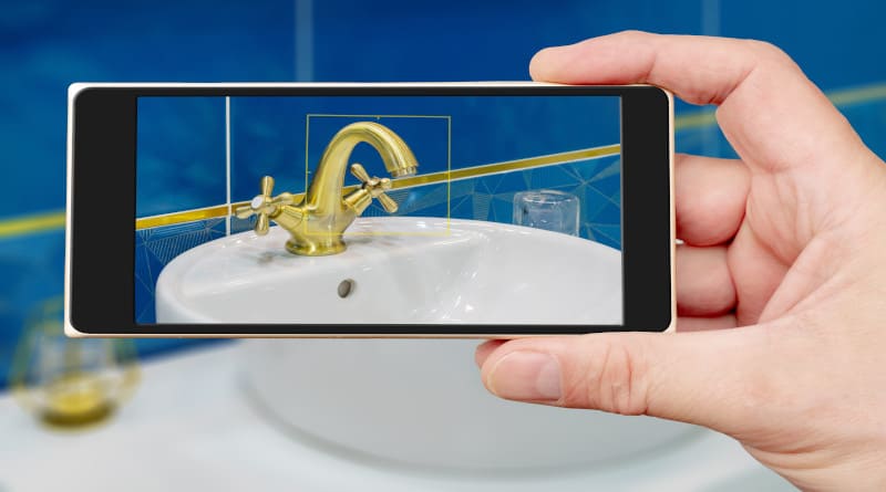 Foto água torneira na tela do smartphone. torneira de água e pia no banheiro. o interior dos alojamentos.