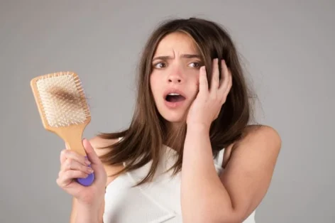 Foto de mulher com problema de queda de cabelo preocupada com queda de cabelo