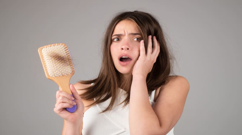 Foto de mulher com problema de queda de cabelo preocupada com queda de cabelo