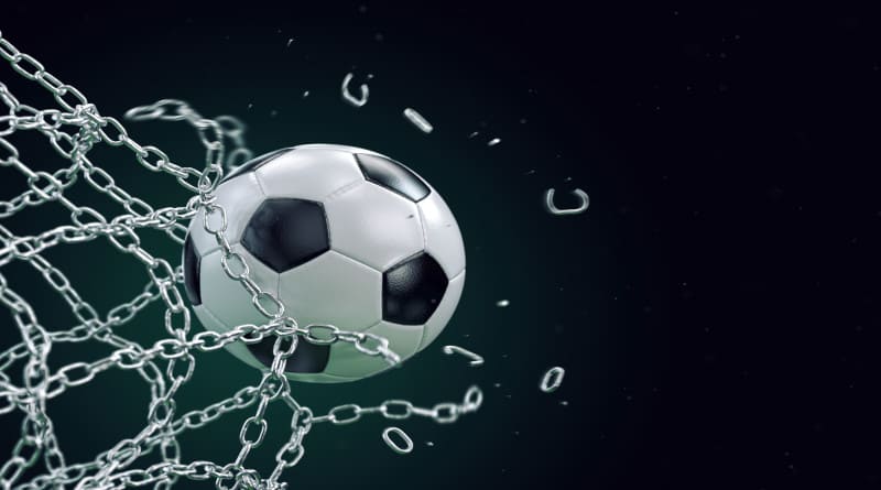 Foto bola de futebol quebrando rede de metal