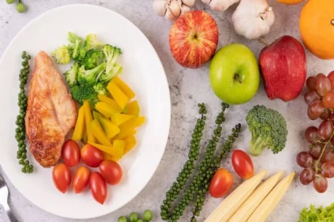 Foto vista de alto ângulo de frutas e legumes na mesa