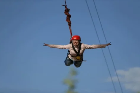 Foto da garota corajosa pulou da ponte e voa no céu, pratica pular corda, hobbies perigosos
