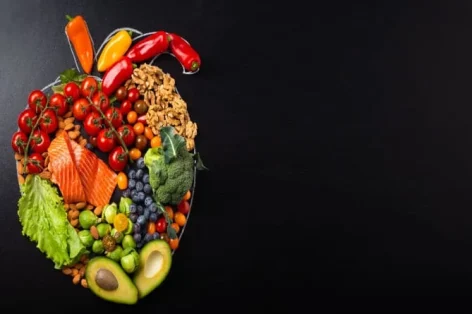 Foto de vários alimentos saudável formando um coração
