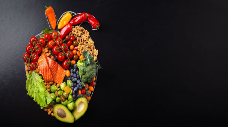 Foto de arranjo alimentar saudável em dieta realista em formato de coração para coração e sistema cardiovascular