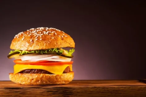 Hambúrguer cheeseburger com costeleta de queijo e alface