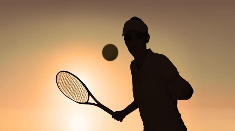 Imagem composta de foto de uma atleta jogando tênis