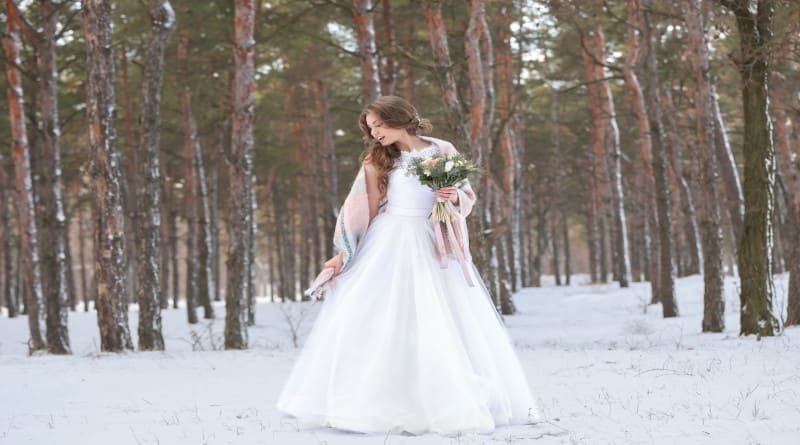Foto linda noiva com buquê ao ar livre em dia de inverno