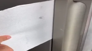 Imagem da folha de papel toalha sendo retirada da geladeira