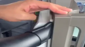 Imagem do secador sendo usado sobre a superfície da borracha da geladeira