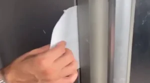 Imagem da folha de papel toalha na porta da geladeira fechada