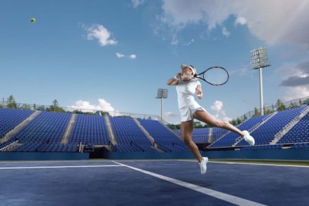 Foto de uma garota do tênis em uma quadra de tênis profissional