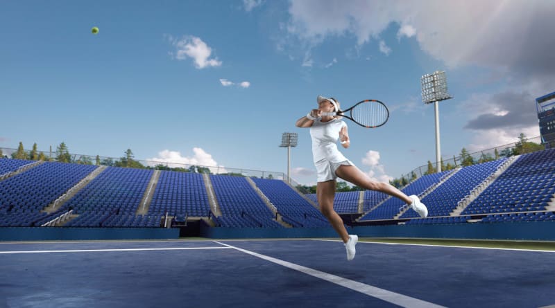 Foto de uma garota do tênis em uma quadra de tênis profissional