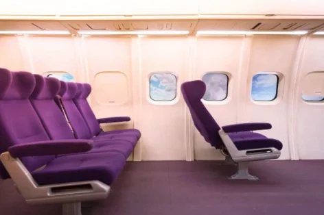 Foto dos assentos dos passageiros na aeronave. Vista de dentro do avião, os assentos do avião