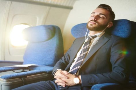 Foto empresário bonito dormindo no avião