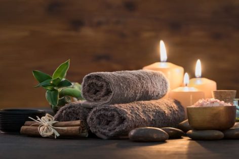 Foto toalhas marrons com bambu e velas para massagem relaxante spa
