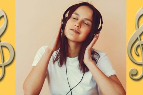 Imagem de uma jovem ouvindo música.