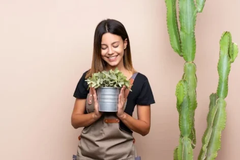 Foto jovem jardineira com plantas