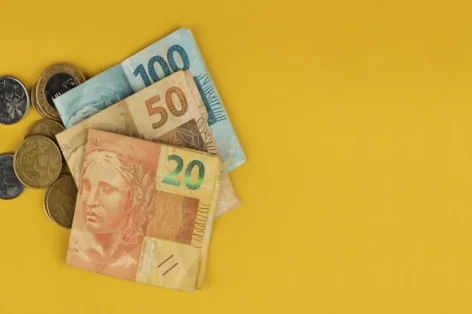 Foto dinheiro brasileiro valores variados isolados em fundo amarelo conceito de economia brasileira