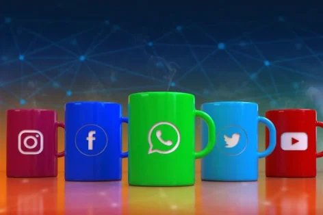Renderização 3D de copos coloridos com as redes sociais mais populares e os logotipos de comunicação