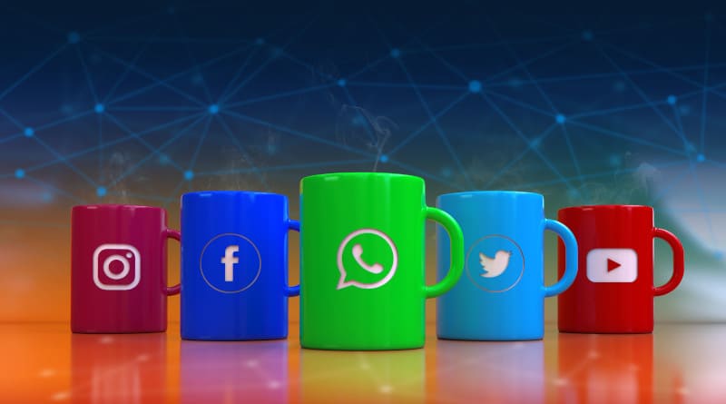 Renderização 3D de copos coloridos com as redes sociais mais populares e os logotipos de comunicação