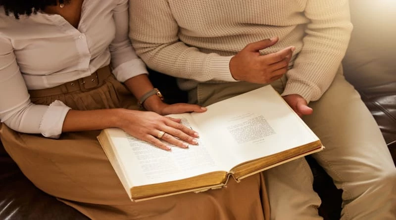 5 Versículos Bíblicos Inspiradores para Fortalecer o Relacionamento de Casais